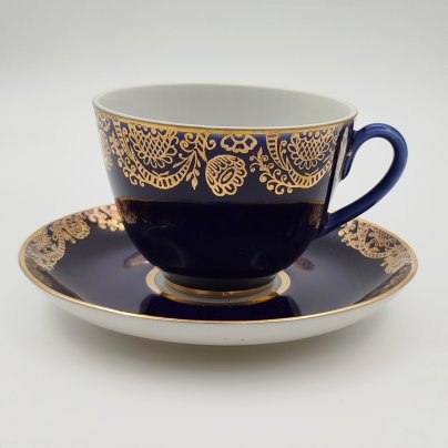 Чайная пара кобальтового цвета, украшенная золотым растительным декором, фарфор, крытье кобальтом, золочение, Ленинградский фарфоровый завод (ЛФЗ), СССР, 1970-1991 гг.