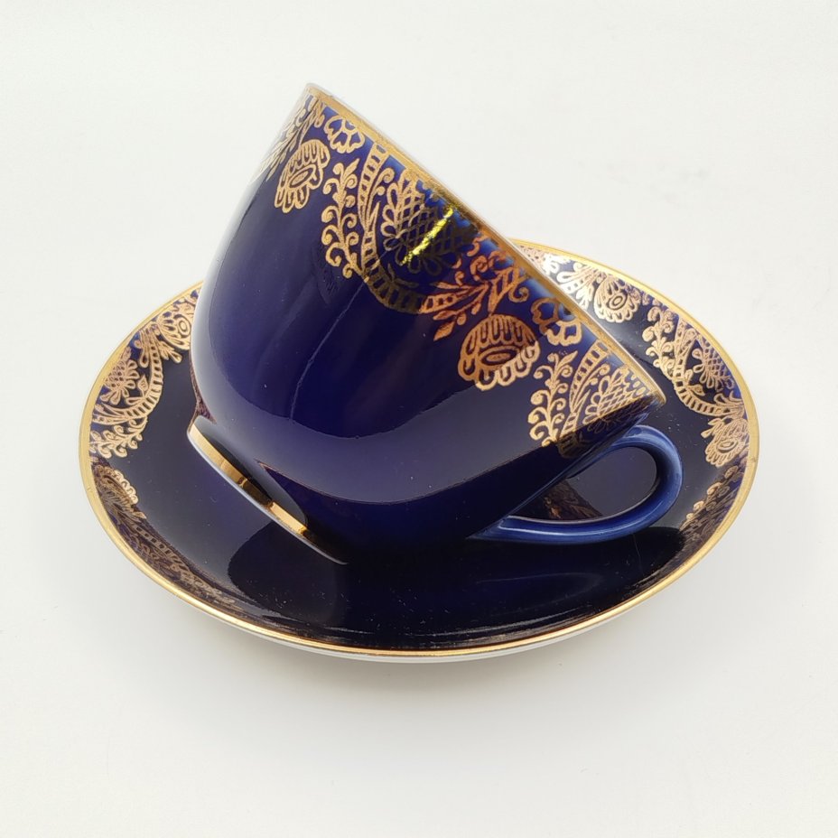 Чайная пара кобальтового цвета, украшенная золотым растительным декором, фарфор, крытье кобальтом, золочение, Ленинградский фарфоровый завод (ЛФЗ), СССР, 1970-1991 гг.