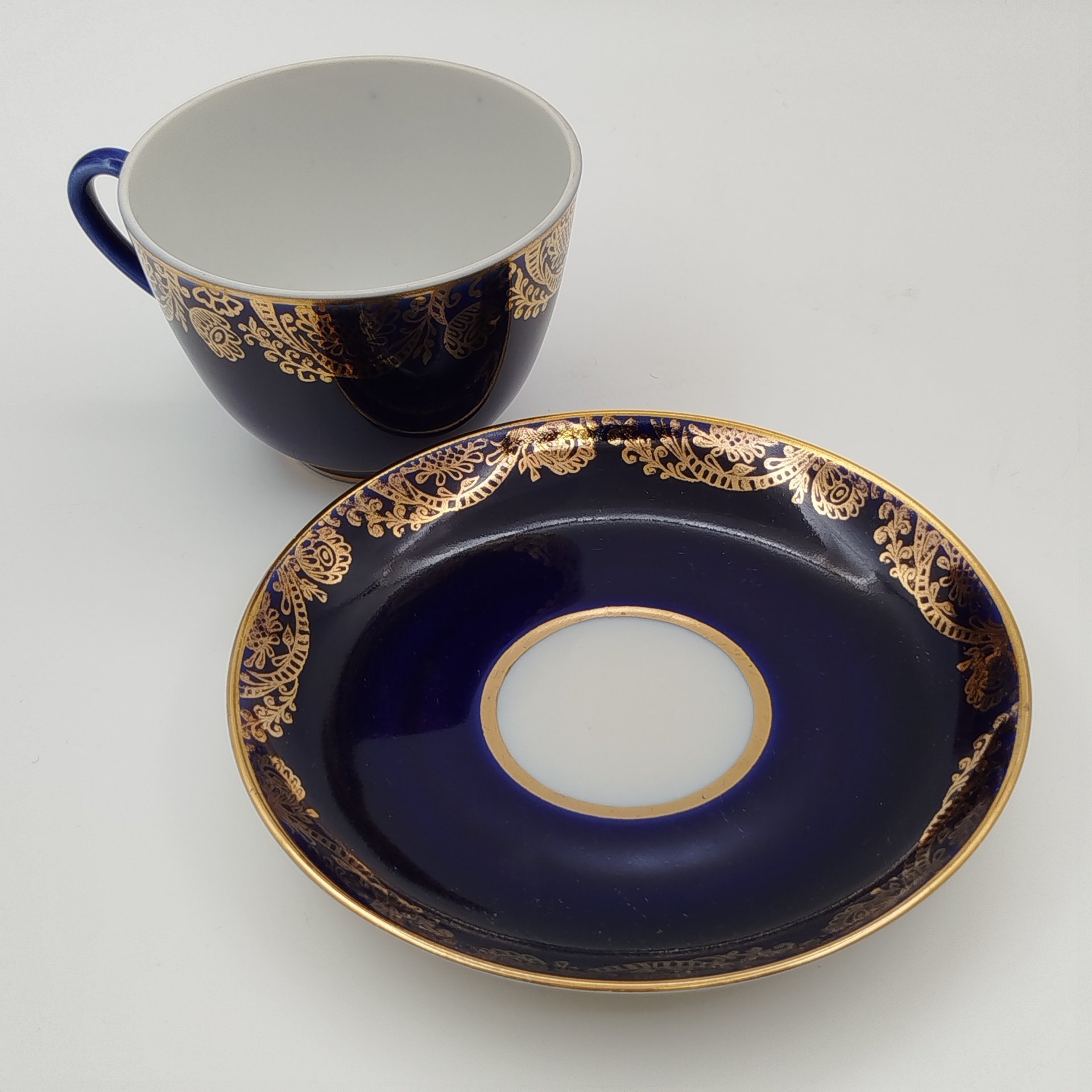 Чайная пара кобальтового цвета, украшенная золотым растительным декором, фарфор, крытье кобальтом, золочение, Ленинградский фарфоровый завод (ЛФЗ), СССР, 1970-1991 гг.