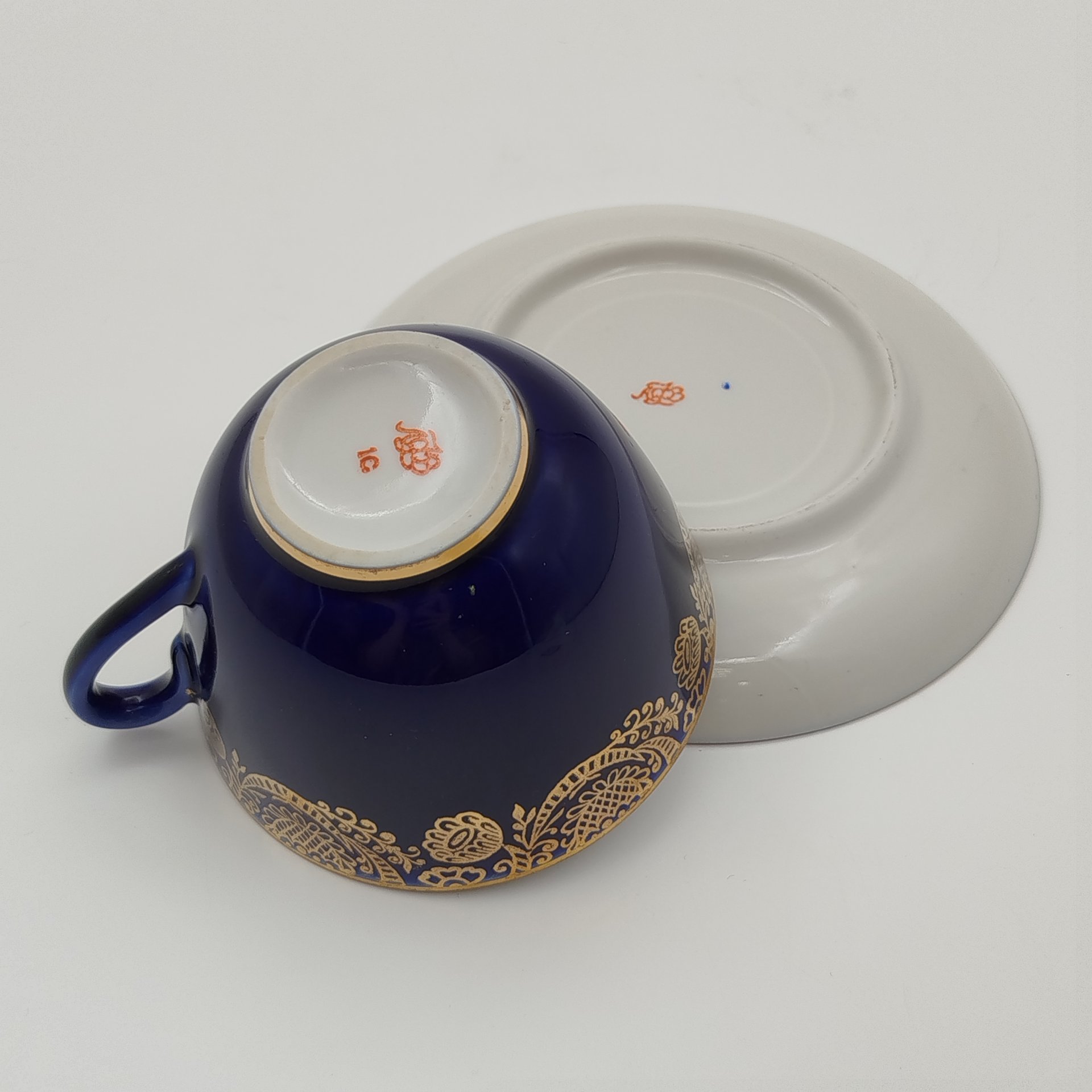 Чайная пара кобальтового цвета, украшенная золотым растительным декором, фарфор, крытье кобальтом, золочение, Ленинградский фарфоровый завод (ЛФЗ), СССР, 1970-1991 гг.