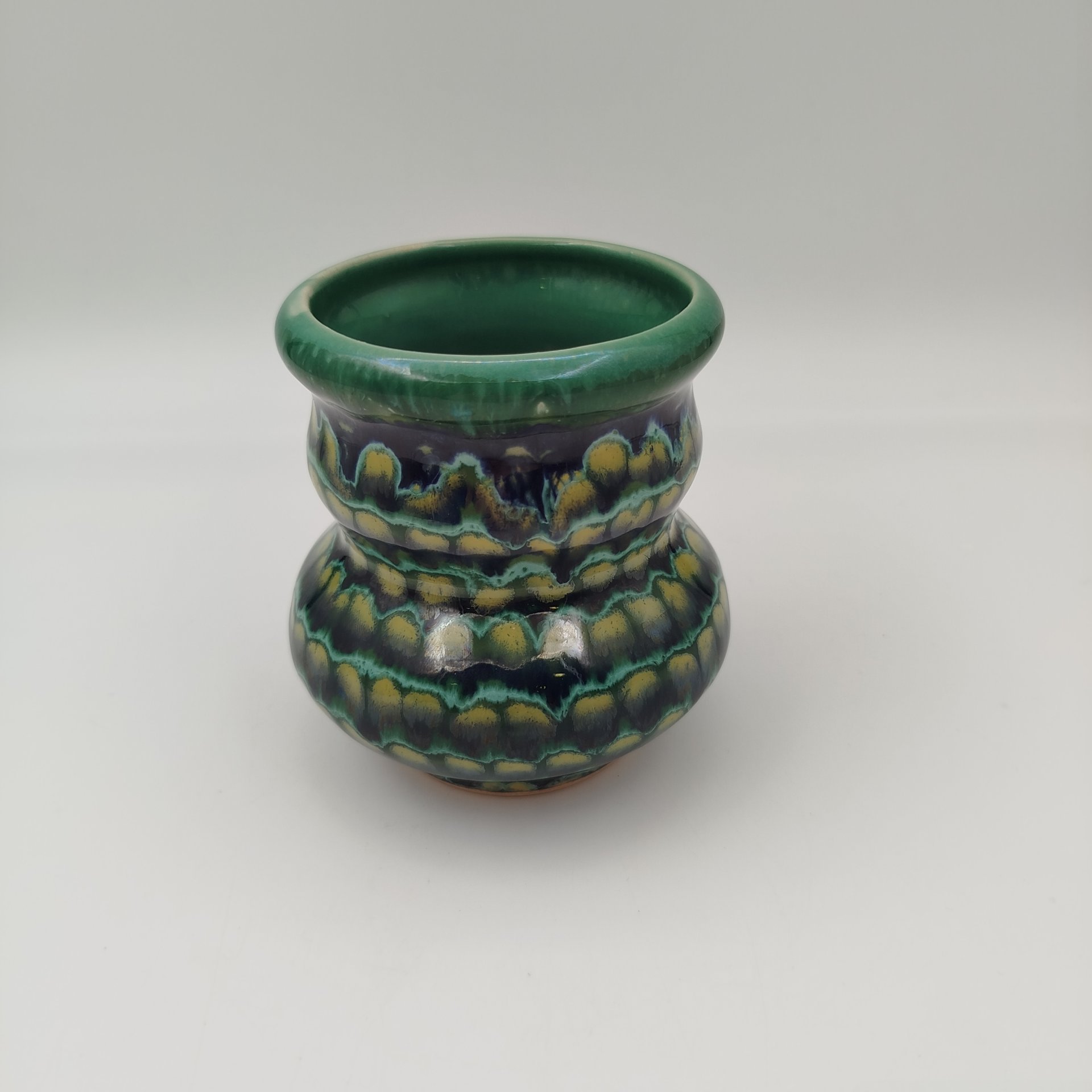 Ваза оригинальной формы, крашенная потечными поливами в сине-желто-зеленой гамме, керамика, глазурь, Львовская керамико-скульптурная фабрика (ЛКСФ), СССР, 1970-1990 гг.