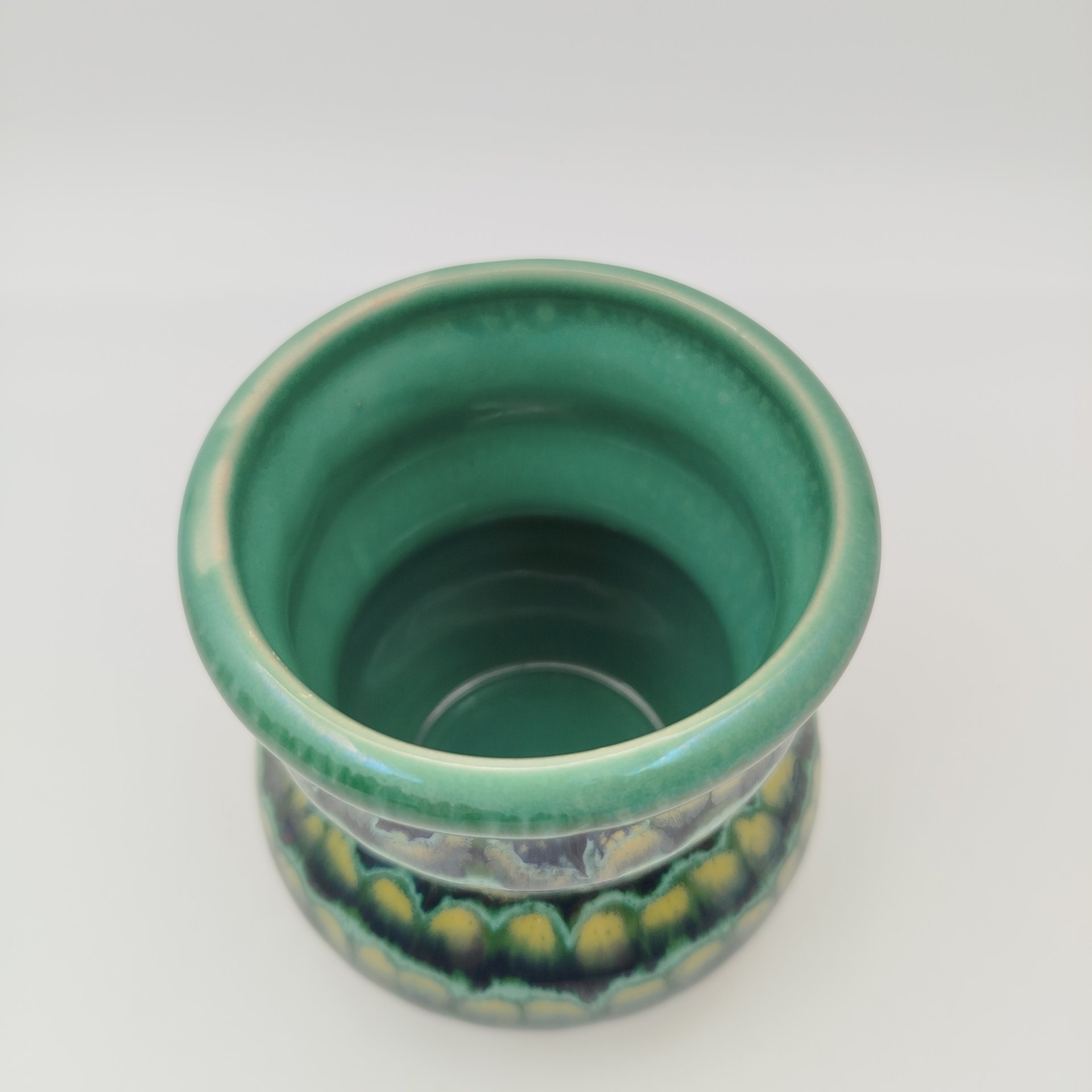 Ваза оригинальной формы, крашенная потечными поливами в сине-желто-зеленой гамме, керамика, глазурь, Львовская керамико-скульптурная фабрика (ЛКСФ), СССР, 1970-1990 гг.