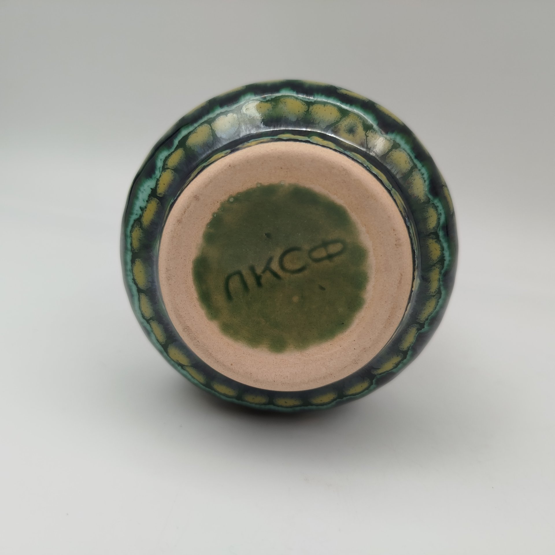 Ваза оригинальной формы, крашенная потечными поливами в сине-желто-зеленой гамме, керамика, глазурь, Львовская керамико-скульптурная фабрика (ЛКСФ), СССР, 1970-1990 гг.