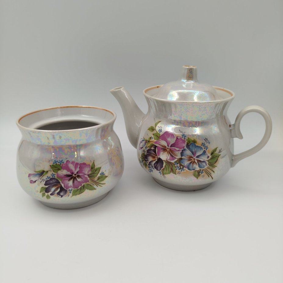 Сервиз чайный с цветочным декором на 5 персон (12 предметов), фарфор, люстр, деколь, Завод «Красный фарфорист» (Чудово, Грузинская фарфорово-фаянсовая фабрика), Российская Федерация, 1992-2005 гг.