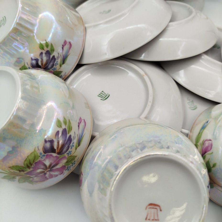 Сервиз чайный с цветочным декором на 5 персон (12 предметов), фарфор, люстр, деколь, Завод «Красный фарфорист» (Чудово, Грузинская фарфорово-фаянсовая фабрика), Российская Федерация, 1992-2005 гг.