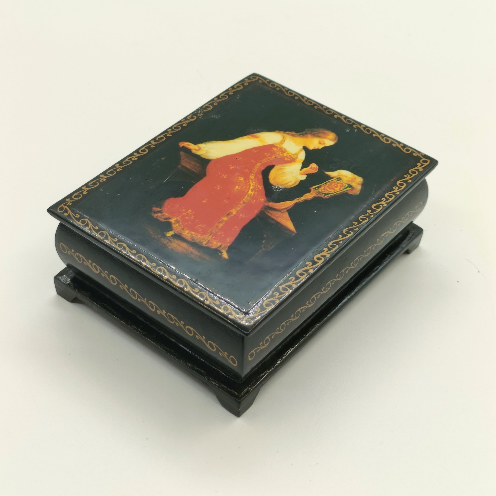 Шкатулка миниатюрная "Пряха"