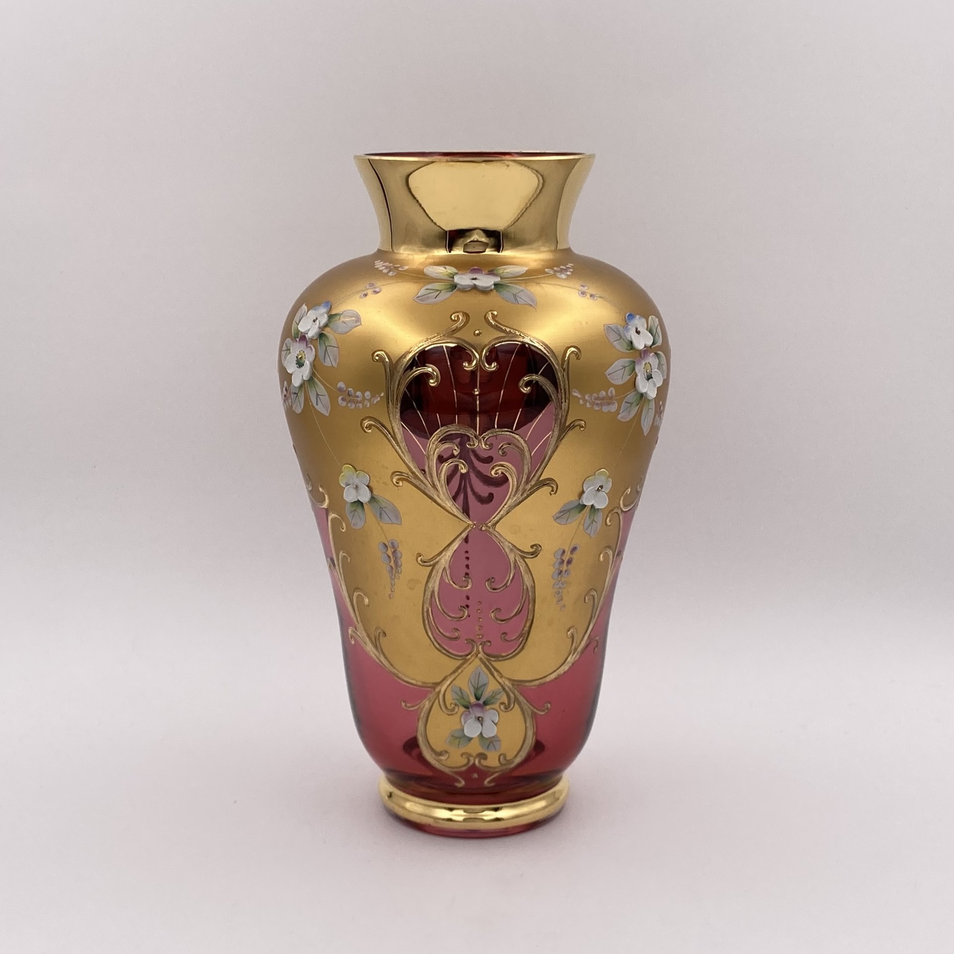 Ваза красного оттенка с лепным цветочным декором, "Bohemian glass", стекло, золочение, мастика, роспись, Чехословакия, 1970-1990 гг.