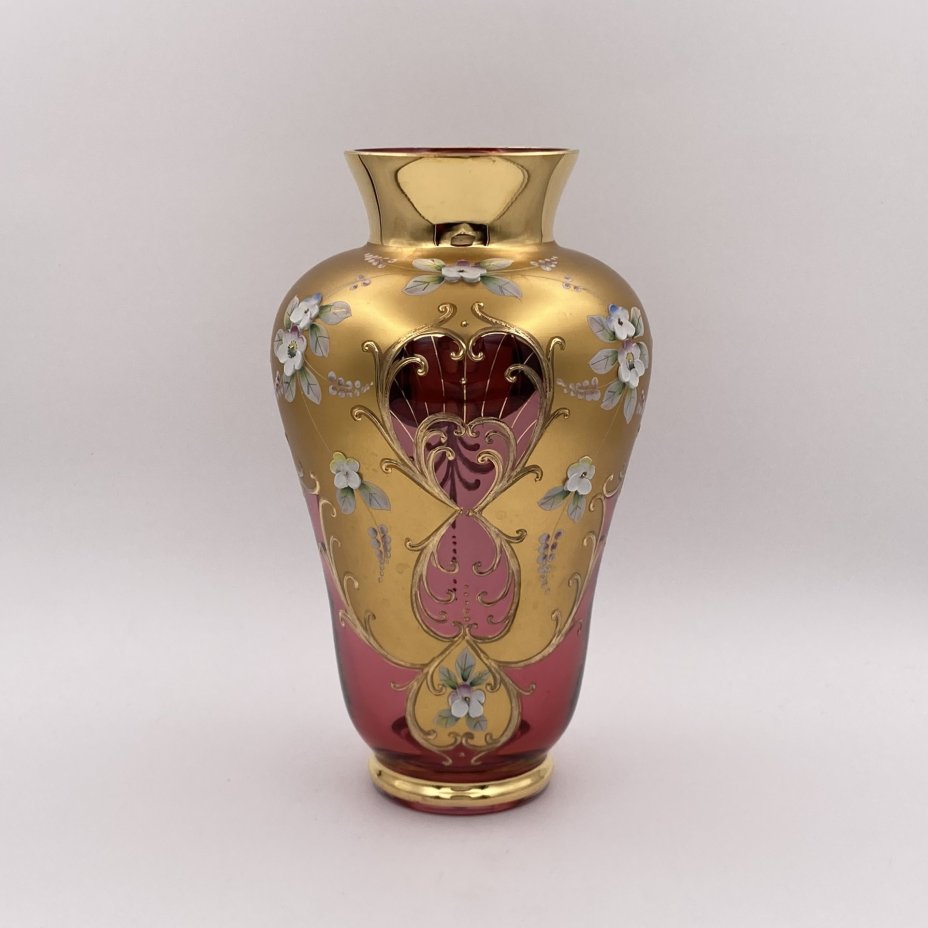 Ваза красного оттенка с лепным цветочным декором, "Bohemian glass", стекло, золочение, мастика, роспись, Чехословакия, 1970-1990 гг.