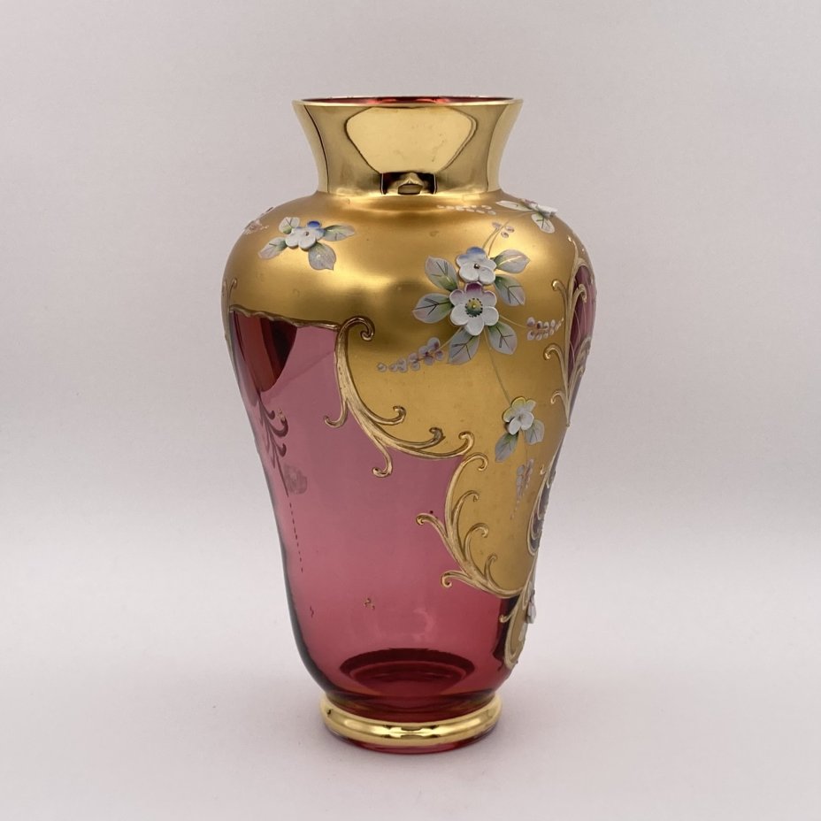 Ваза красного оттенка с лепным цветочным декором, "Bohemian glass", стекло, золочение, мастика, роспись, Чехословакия, 1970-1990 гг.