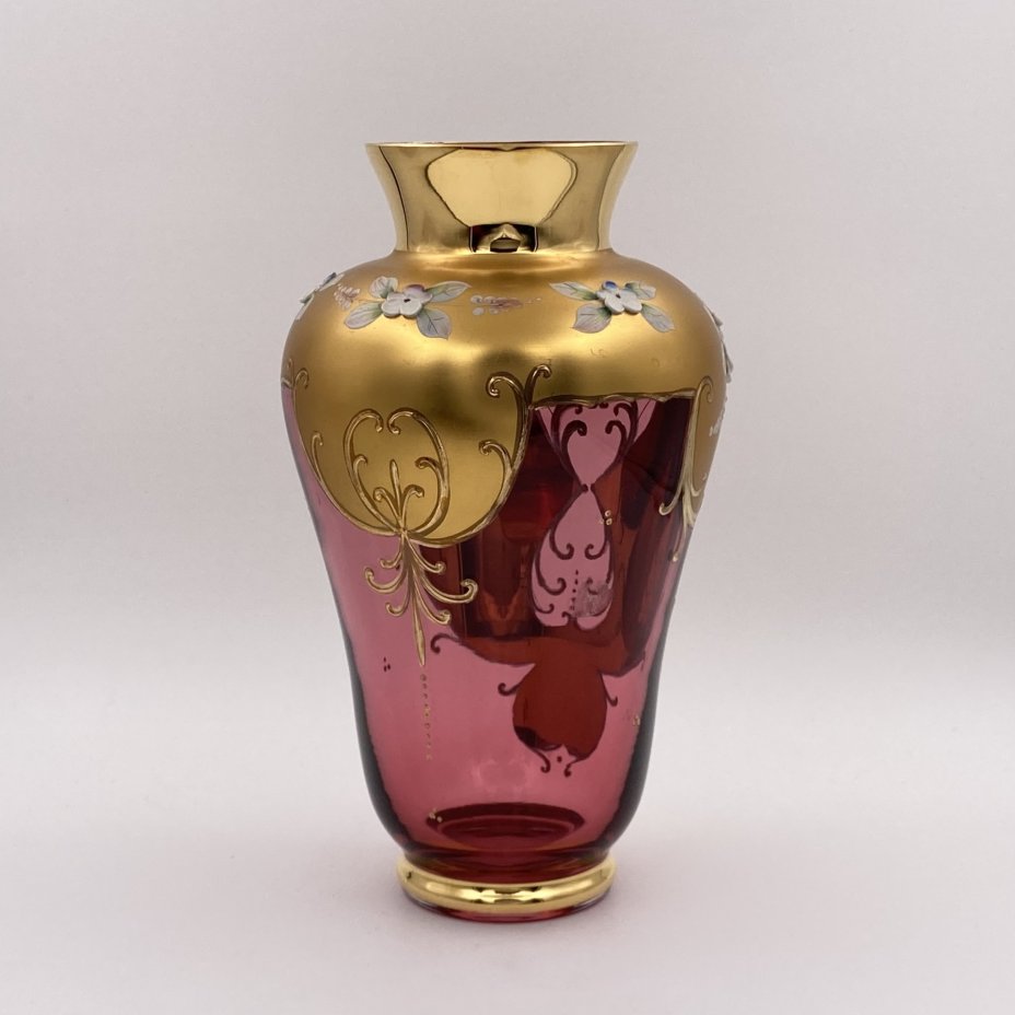 Ваза красного оттенка с лепным цветочным декором, "Bohemian glass", стекло, золочение, мастика, роспись, Чехословакия, 1970-1990 гг.