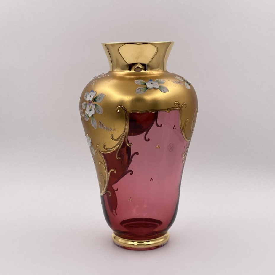 Ваза красного оттенка с лепным цветочным декором, "Bohemian glass", стекло, золочение, мастика, роспись, Чехословакия, 1970-1990 гг.