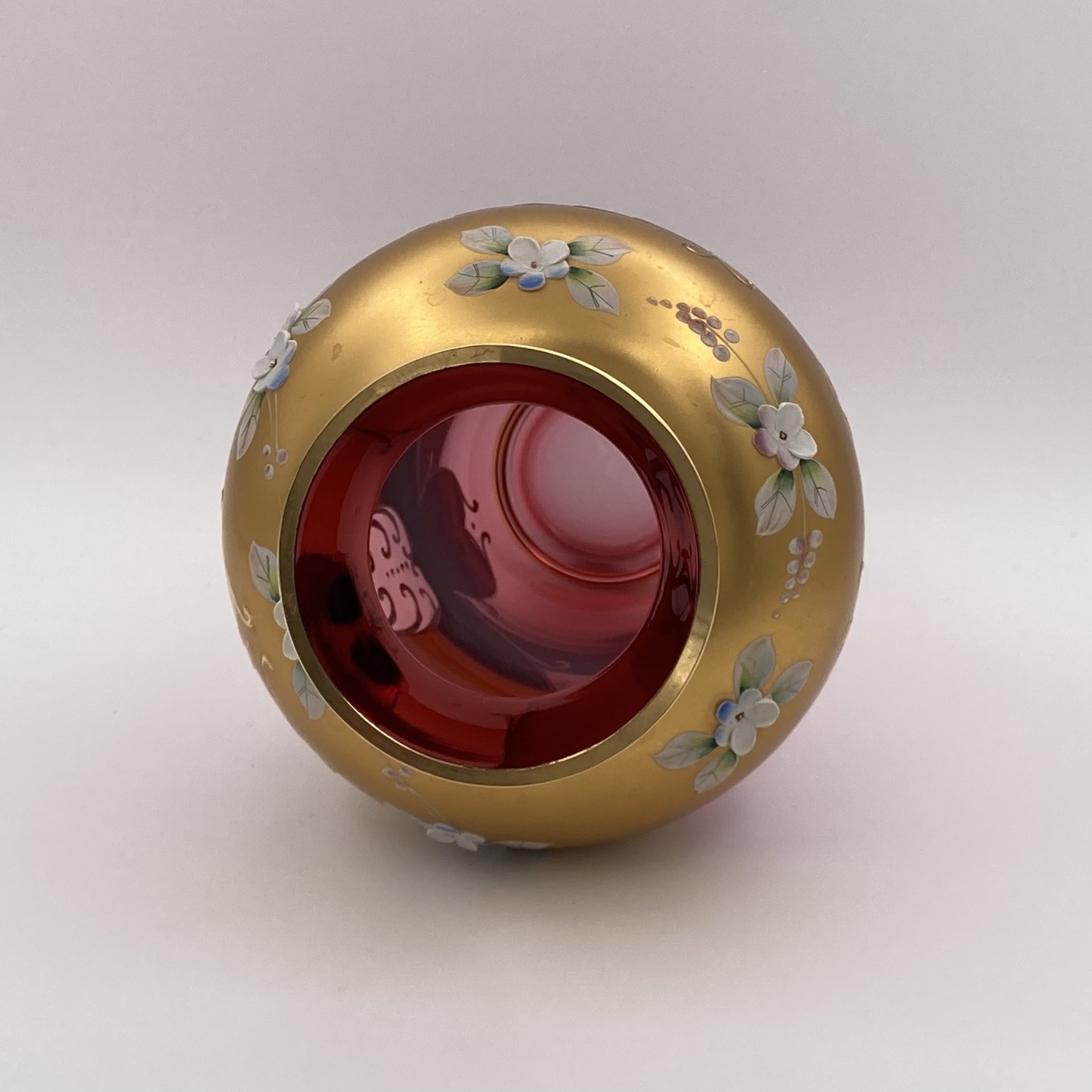 Ваза красного оттенка с лепным цветочным декором, "Bohemian glass", стекло, золочение, мастика, роспись, Чехословакия, 1970-1990 гг.