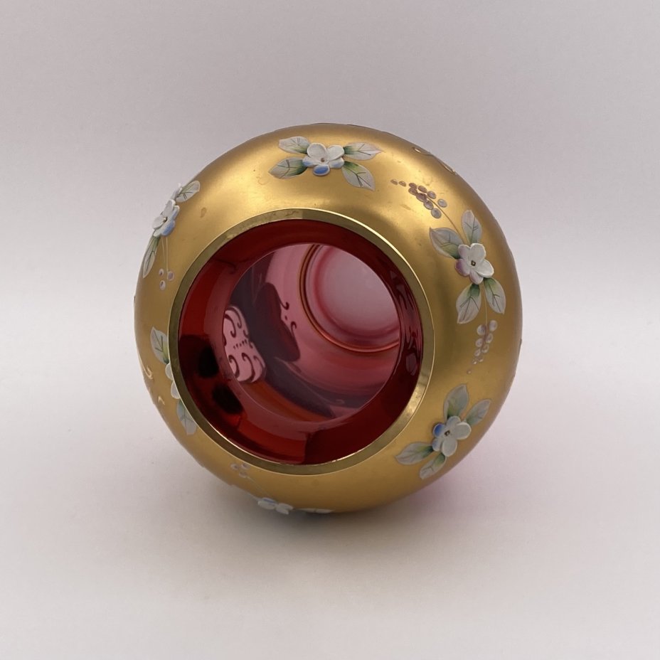 Ваза красного оттенка с лепным цветочным декором, "Bohemian glass", стекло, золочение, мастика, роспись, Чехословакия, 1970-1990 гг.