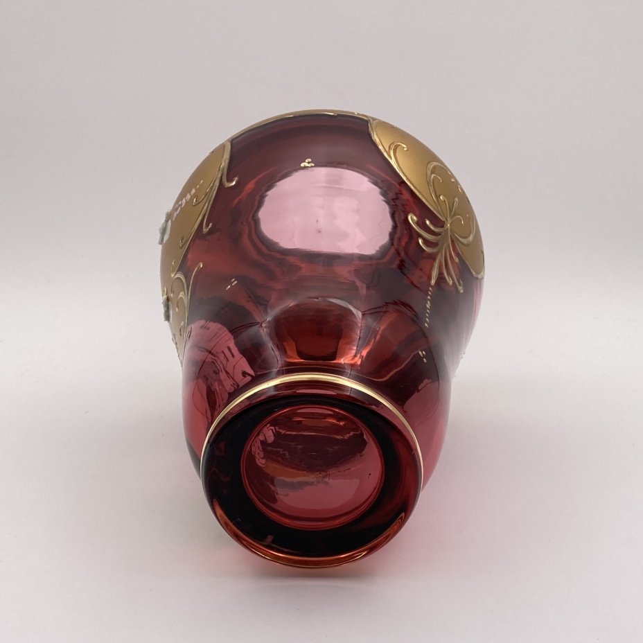 Ваза красного оттенка с лепным цветочным декором, "Bohemian glass", стекло, золочение, мастика, роспись, Чехословакия, 1970-1990 гг.