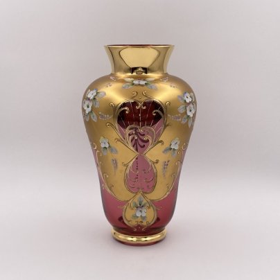 Ваза красного оттенка с лепным цветочным декором, "Bohemian glass", стекло, золочение, мастика, роспись, Чехословакия, 1970-1990 гг.