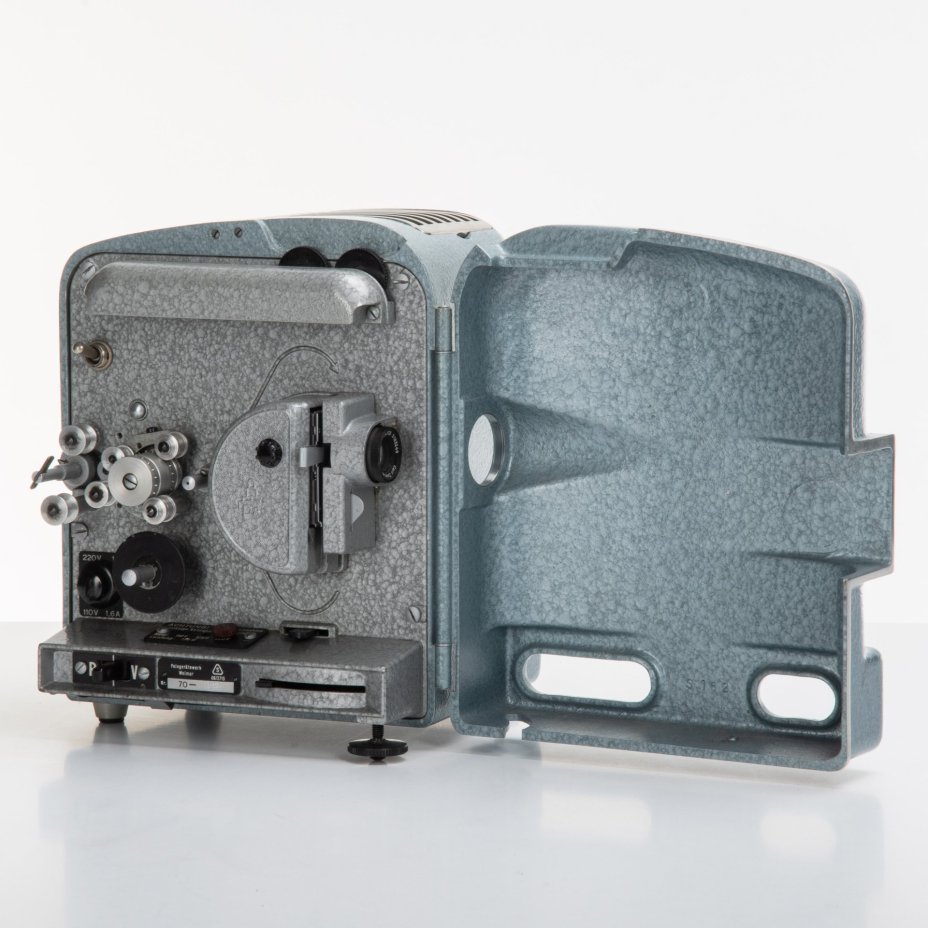 Кинопроектор "Weimar 2" в кофре, с объективом Prokinar 1,4/17,5 Carl Zeiss