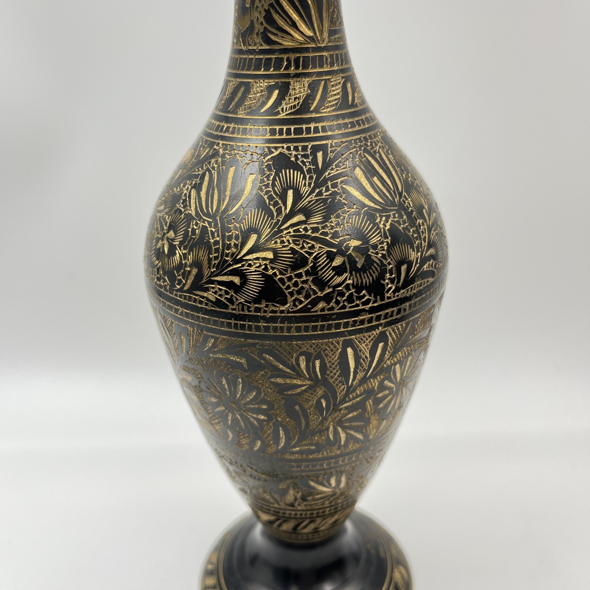 Ваза в восточном стиле, украшенная растительным декором (с дарственной надписью)