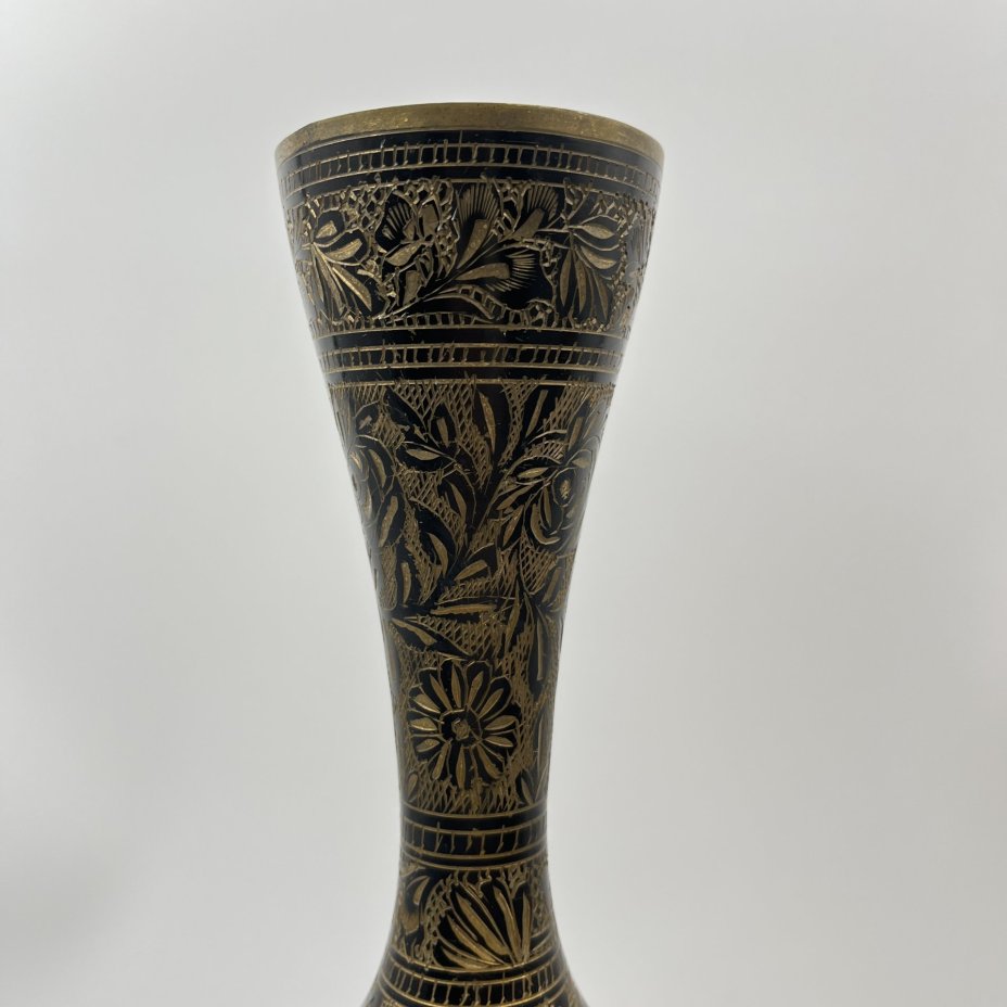 Ваза в восточном стиле, украшенная растительным декором (с дарственной надписью)