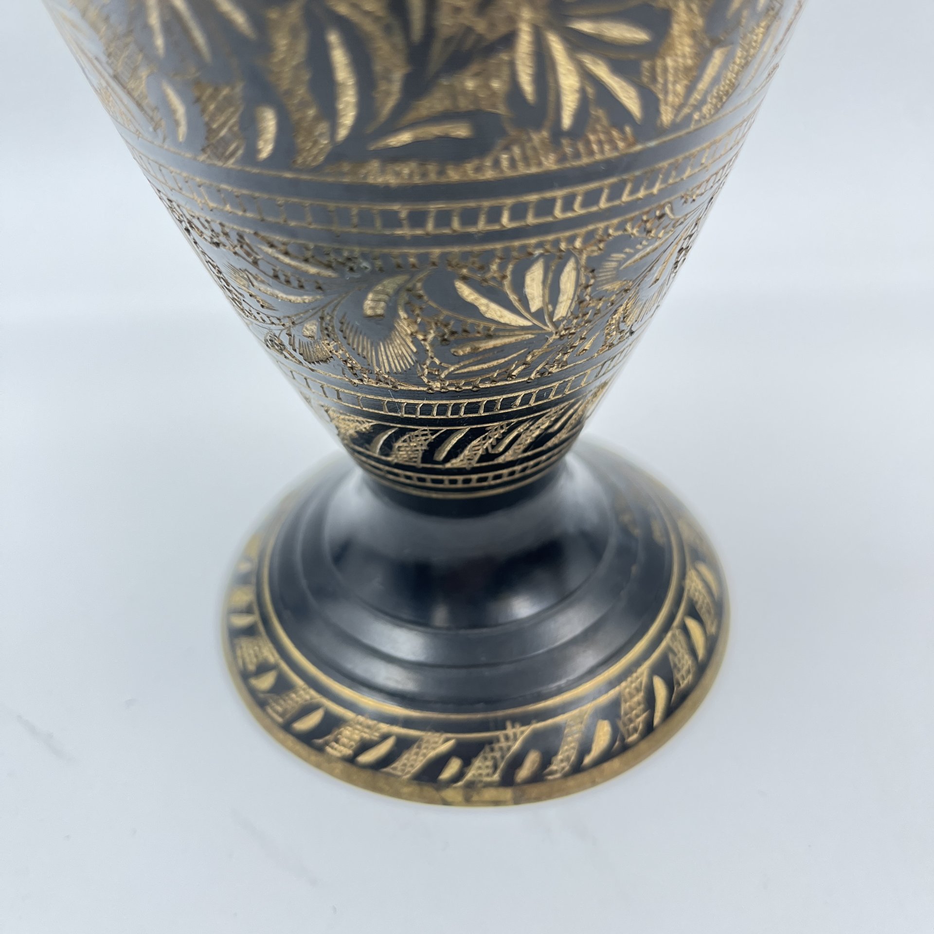 Ваза в восточном стиле, украшенная растительным декором (с дарственной надписью)