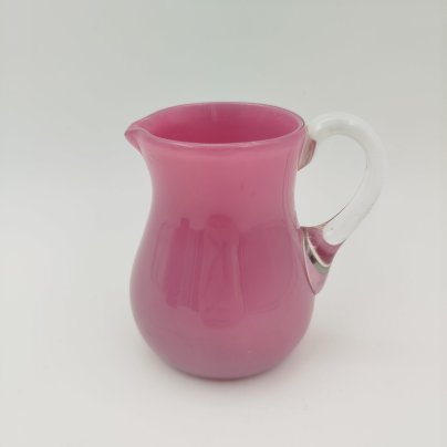 Молочник розового оттенка, стекло, выдувание в форму, гутная техника, Гусевской хрустальный завод (Гусь-Хрустальный), Россия, 1910-1950 гг.