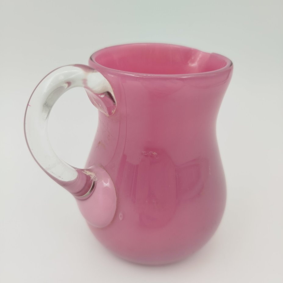 Молочник розового оттенка, стекло, выдувание в форму, гутная техника, Гусевской хрустальный завод (Гусь-Хрустальный), Россия, 1910-1950 гг.