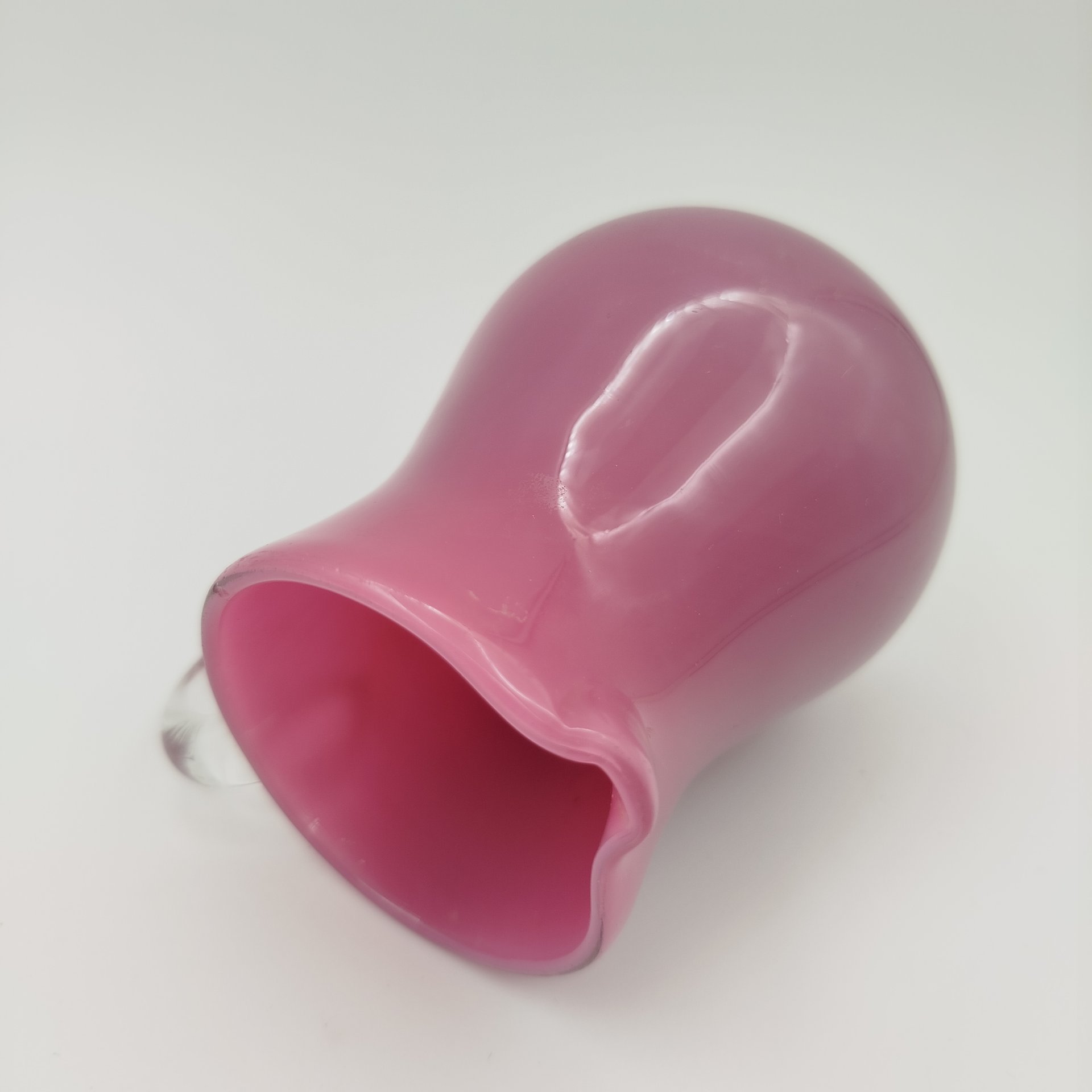 Молочник розового оттенка, стекло, выдувание в форму, гутная техника, Гусевской хрустальный завод (Гусь-Хрустальный), Россия, 1910-1950 гг.