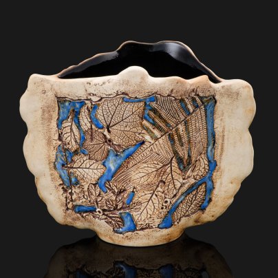 Ваза бионической формы, декорированная оттиском листьев, мастерская Tenmoku Pottery, ручная работа