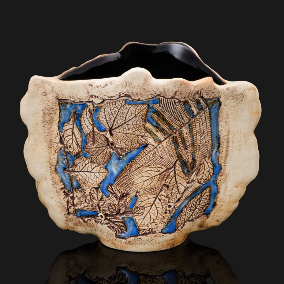 Ваза бионической формы, декорированная оттиском листьев, мастерская Tenmoku Pottery, ручная работа