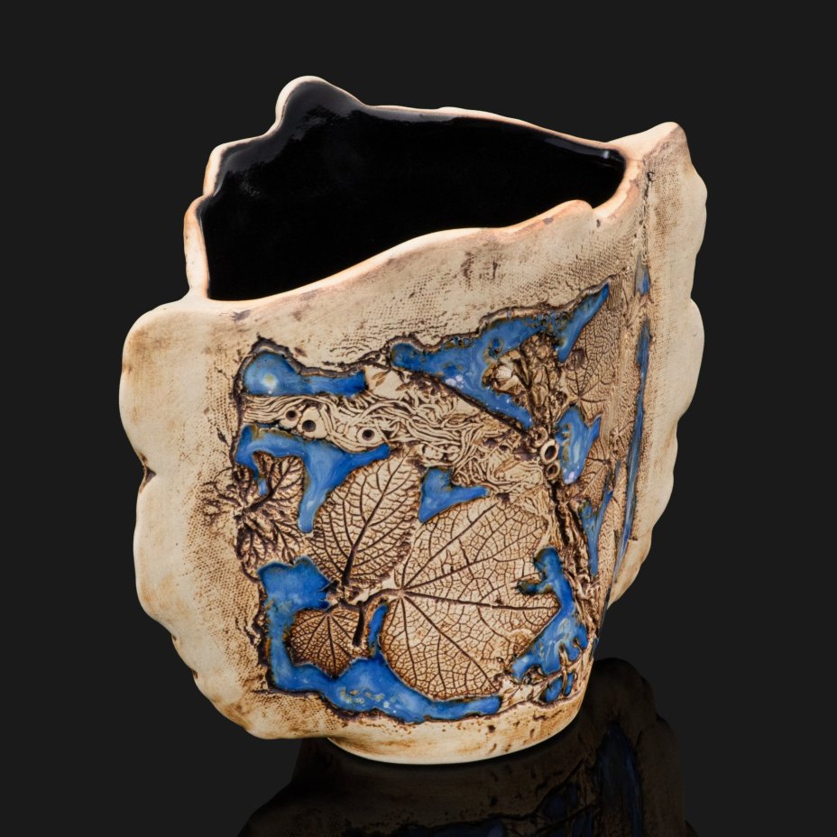 Ваза бионической формы, декорированная оттиском листьев, мастерская Tenmoku Pottery, ручная работа