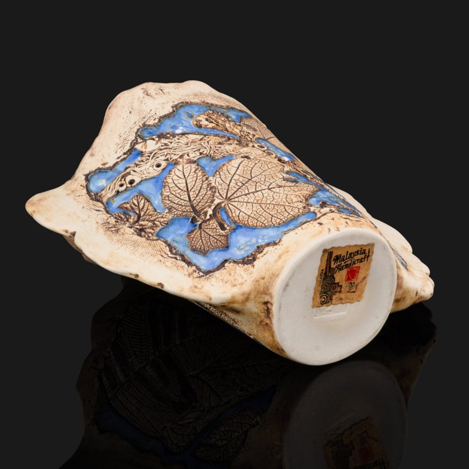 Ваза бионической формы, декорированная оттиском листьев, мастерская Tenmoku Pottery, ручная работа