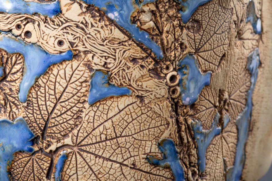 Ваза бионической формы, декорированная оттиском листьев, мастерская Tenmoku Pottery, ручная работа