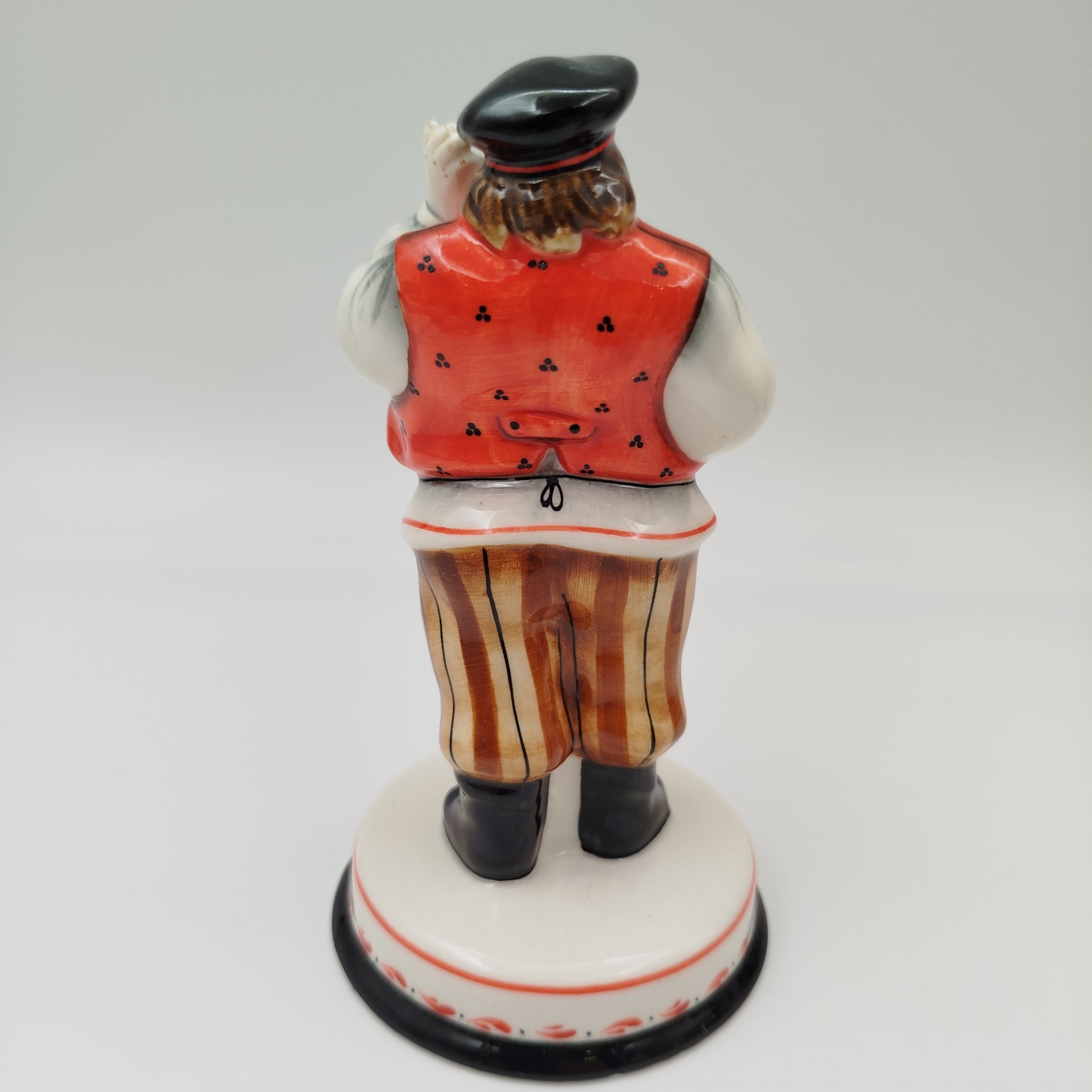 Статуэтка "Купец, подкручивающий ус" (название условное), автор росписи П. Филиппова, Арт-модерн керамика, фаянс, роспись, Российская Федерация, 1991-2010 гг.