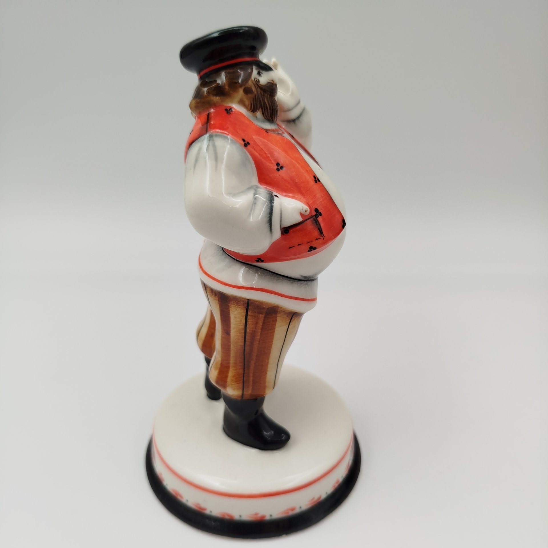 Статуэтка "Купец, подкручивающий ус" (название условное), автор росписи П. Филиппова, Арт-модерн керамика, фаянс, роспись, Российская Федерация, 1991-2010 гг.
