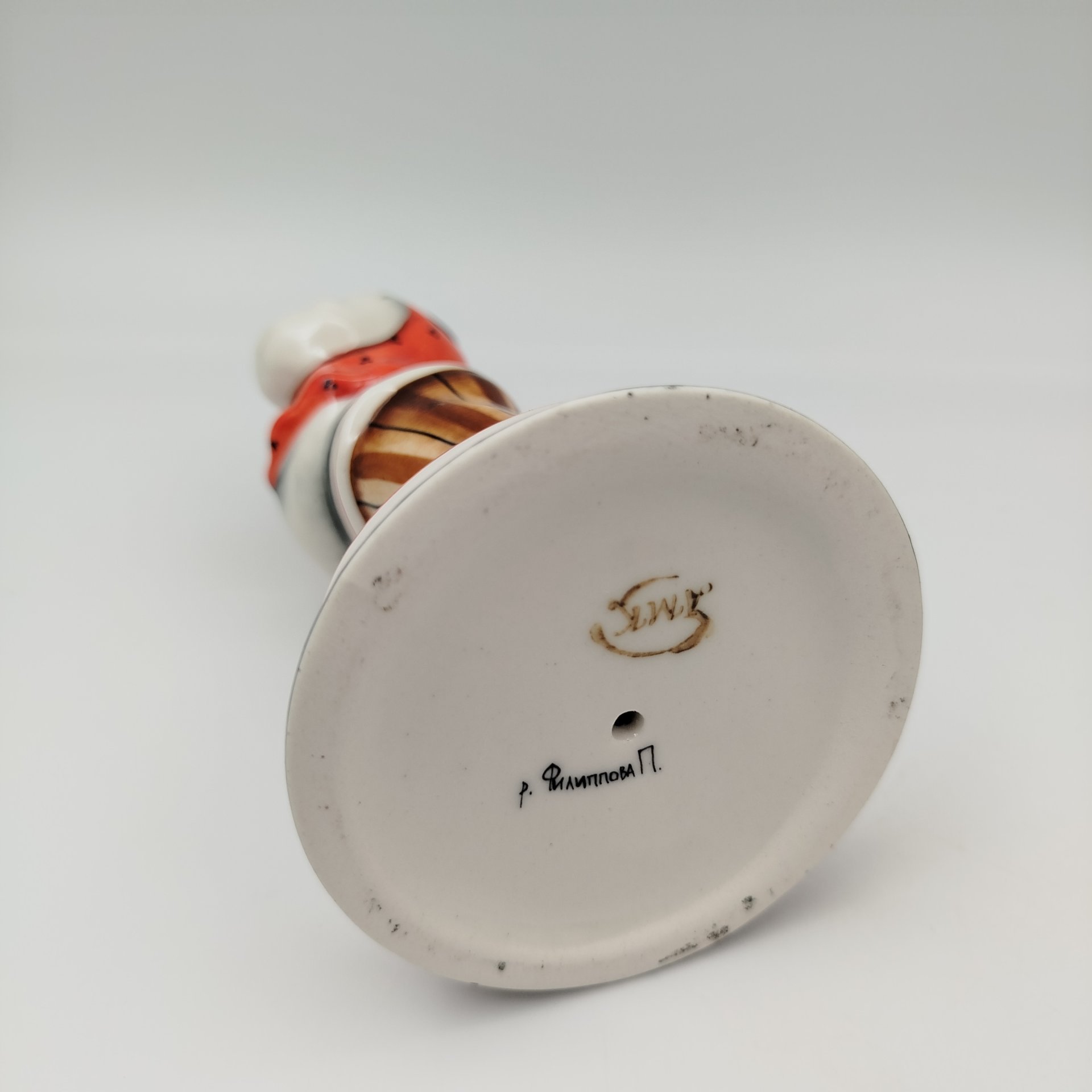 Статуэтка "Купец, подкручивающий ус" (название условное), автор росписи П. Филиппова, Арт-модерн керамика, фаянс, роспись, Российская Федерация, 1991-2010 гг.