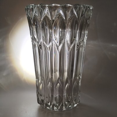 Ваза, украшенная рельефным геометрическим декором, завод Rosice Sklo Union