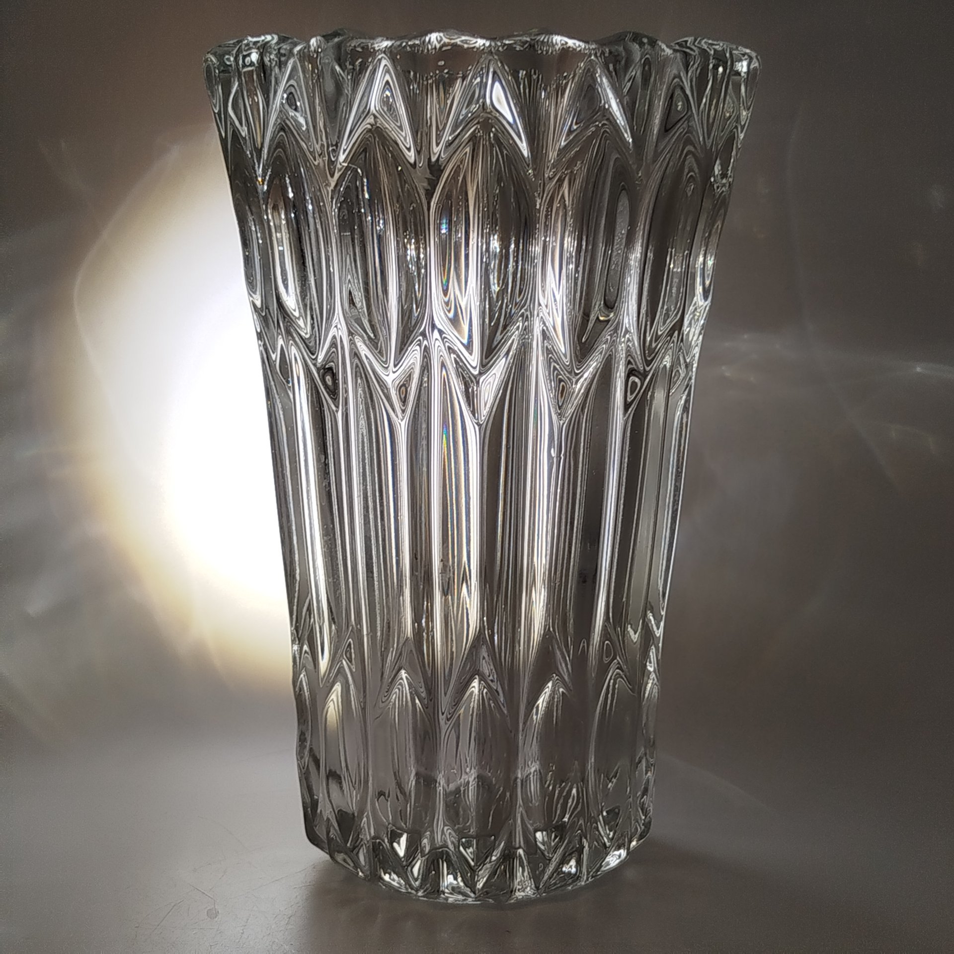 Ваза, украшенная рельефным геометрическим декором, завод Rosice Sklo Union