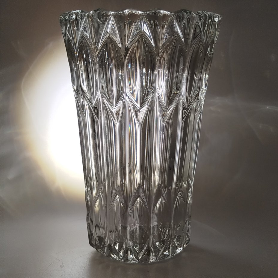 Ваза, украшенная рельефным геометрическим декором, завод Rosice Sklo Union