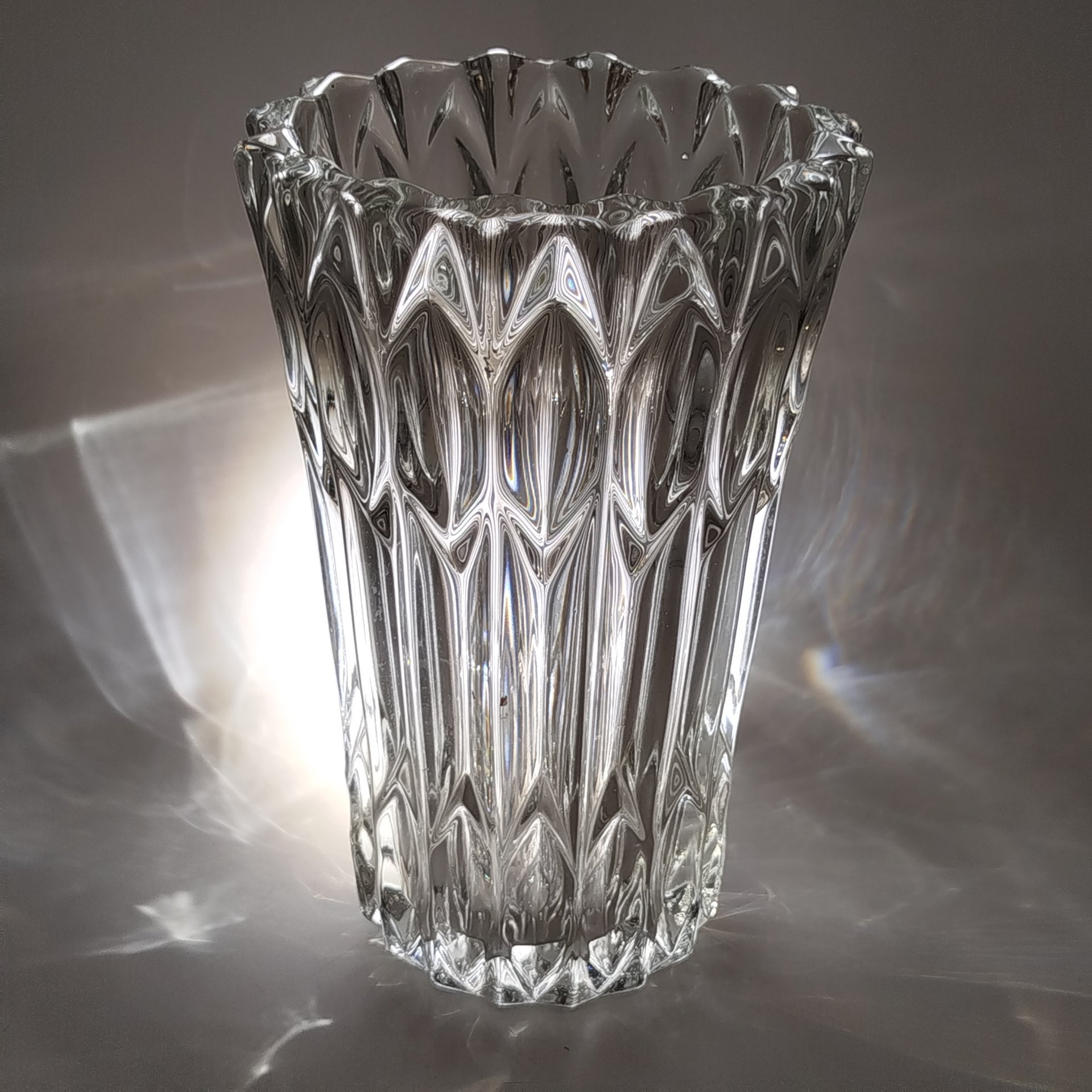 Ваза, украшенная рельефным геометрическим декором, завод Rosice Sklo Union