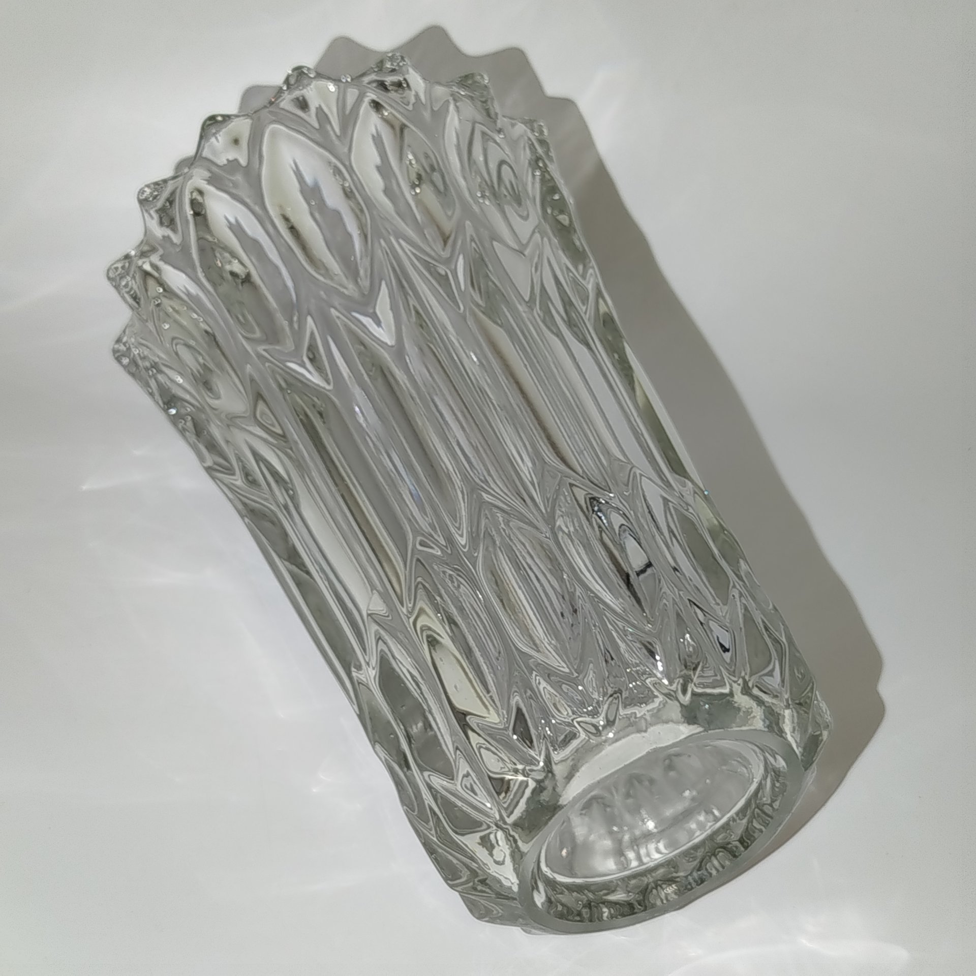 Ваза, украшенная рельефным геометрическим декором, завод Rosice Sklo Union