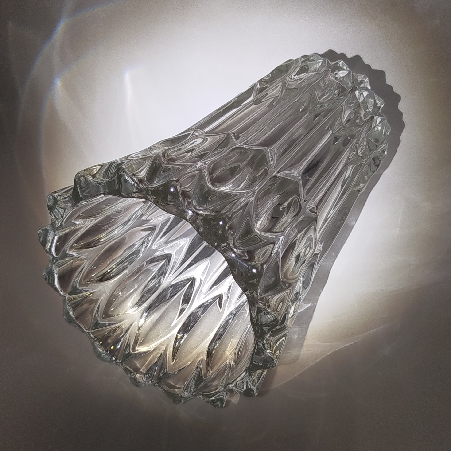 Ваза, украшенная рельефным геометрическим декором, завод Rosice Sklo Union