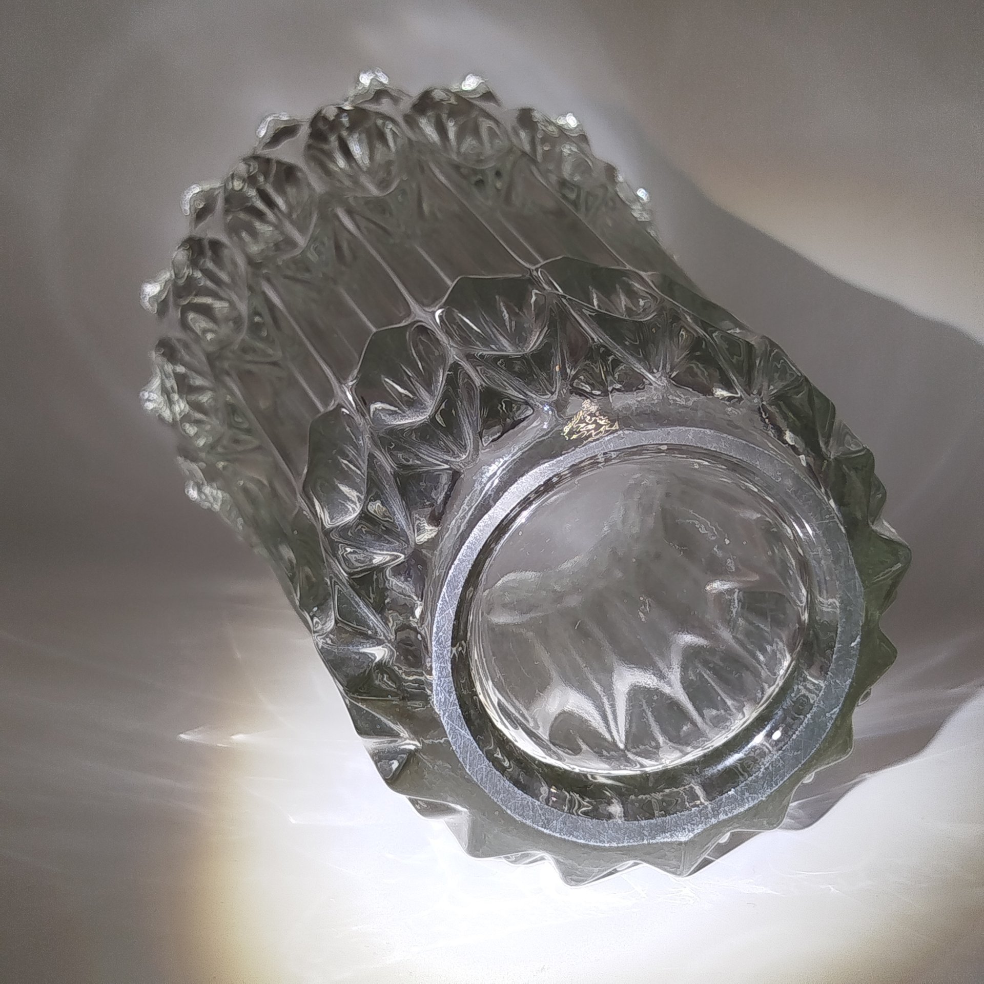 Ваза, украшенная рельефным геометрическим декором, завод Rosice Sklo Union