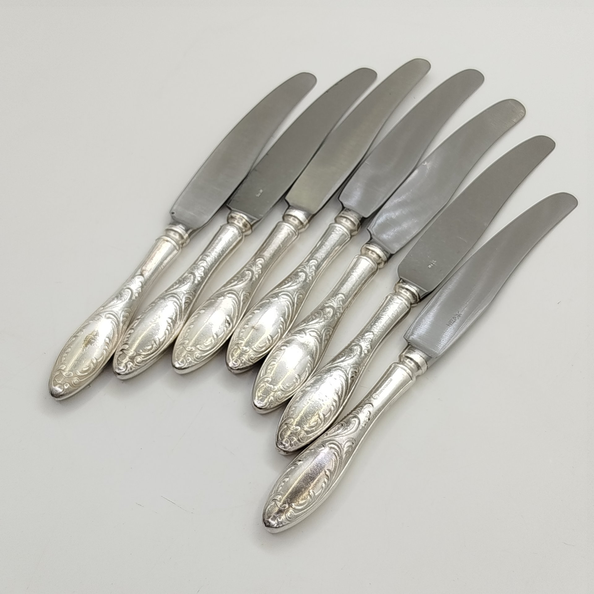 Набор из семи закусочных/десертных ножей "Пламя", мНЦ (медь-никель-цинк), сталь, Кольчугинский завод цветных металлов, СССР, 1960-1980 гг.