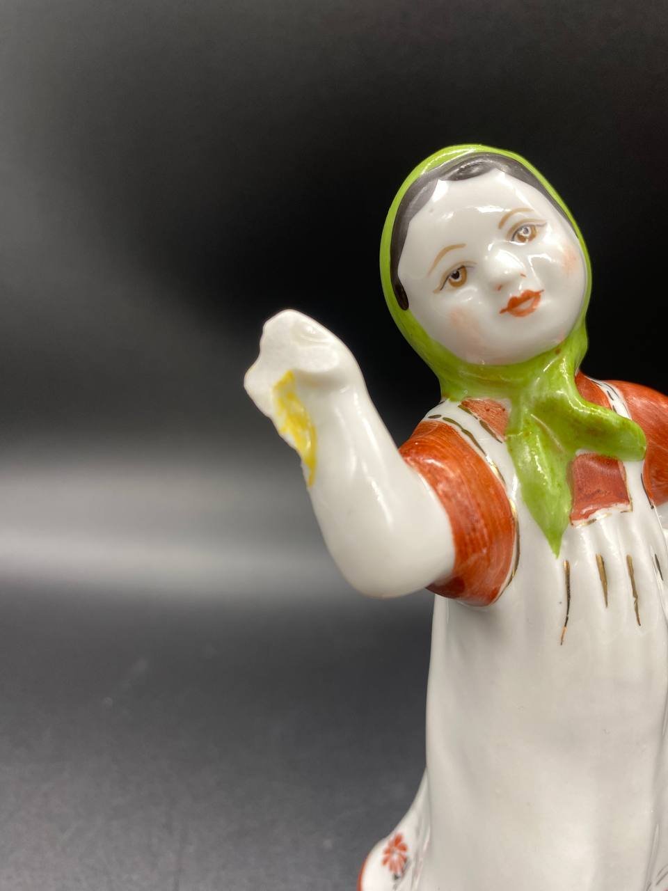Статуэтка "Юная плясунья", автор  Г. С. Столбова, Ленинградский фарфоровый завод (ЛФЗ)