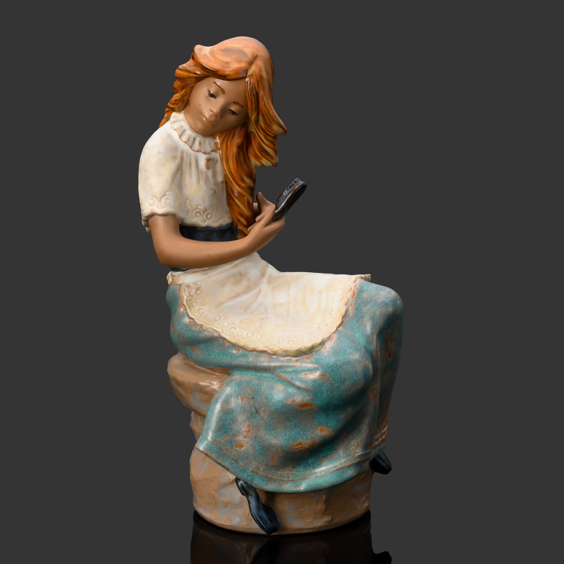 Статуэтка "Девушка расчесывает волосы", фарфор, роспись, NAO Porcelain, Испания, 1987-2000 гг., NAO Porcelain