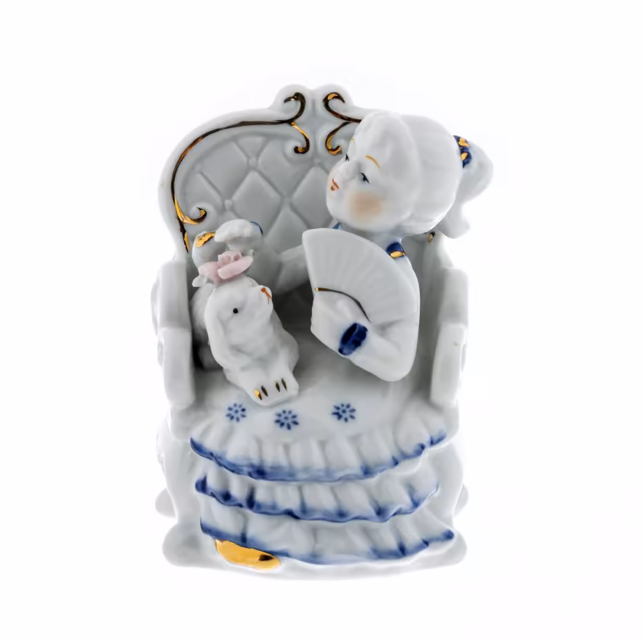 Статуэтка "Девочка с собачкой", фарфор, роспись, золочение, Китай, 2010-2020 гг.