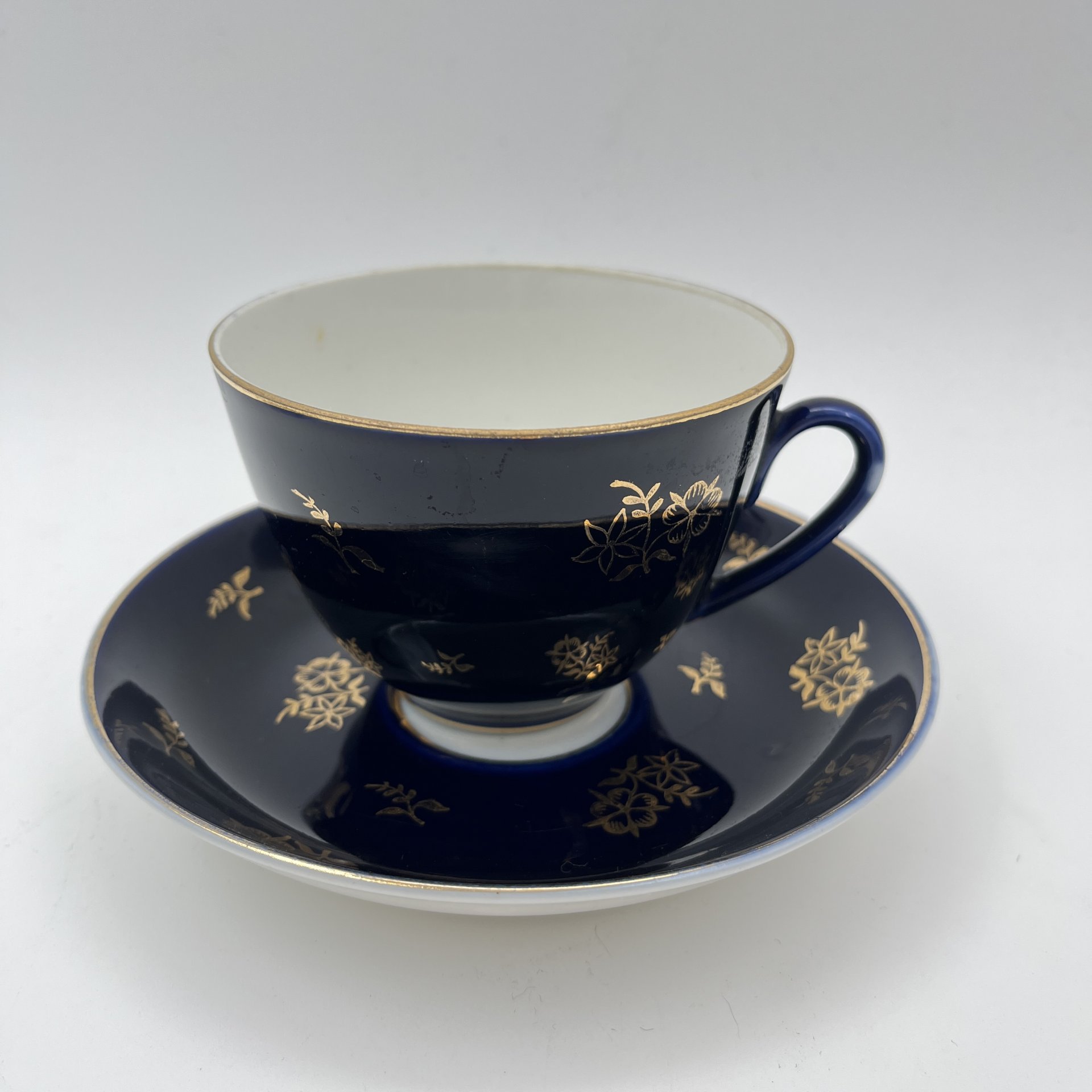 Чайная пара, украшенная цветочным декором, фарфор, крытье кобальтом, золочение, Ленинградский фарфоровый завод (ЛФЗ), СССР, 1957-1960 гг.