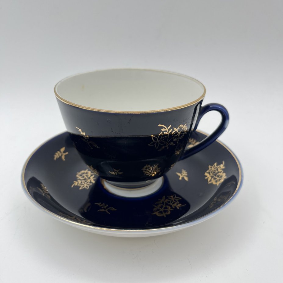 Чайная пара, украшенная цветочным декором, фарфор, крытье кобальтом, золочение, Ленинградский фарфоровый завод (ЛФЗ), СССР, 1957-1960 гг.