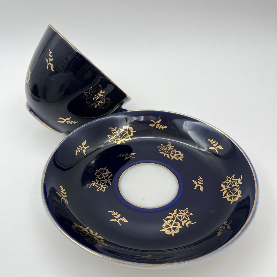 Чайная пара, украшенная цветочным декором, фарфор, крытье кобальтом, золочение, Ленинградский фарфоровый завод (ЛФЗ), СССР, 1957-1960 гг.