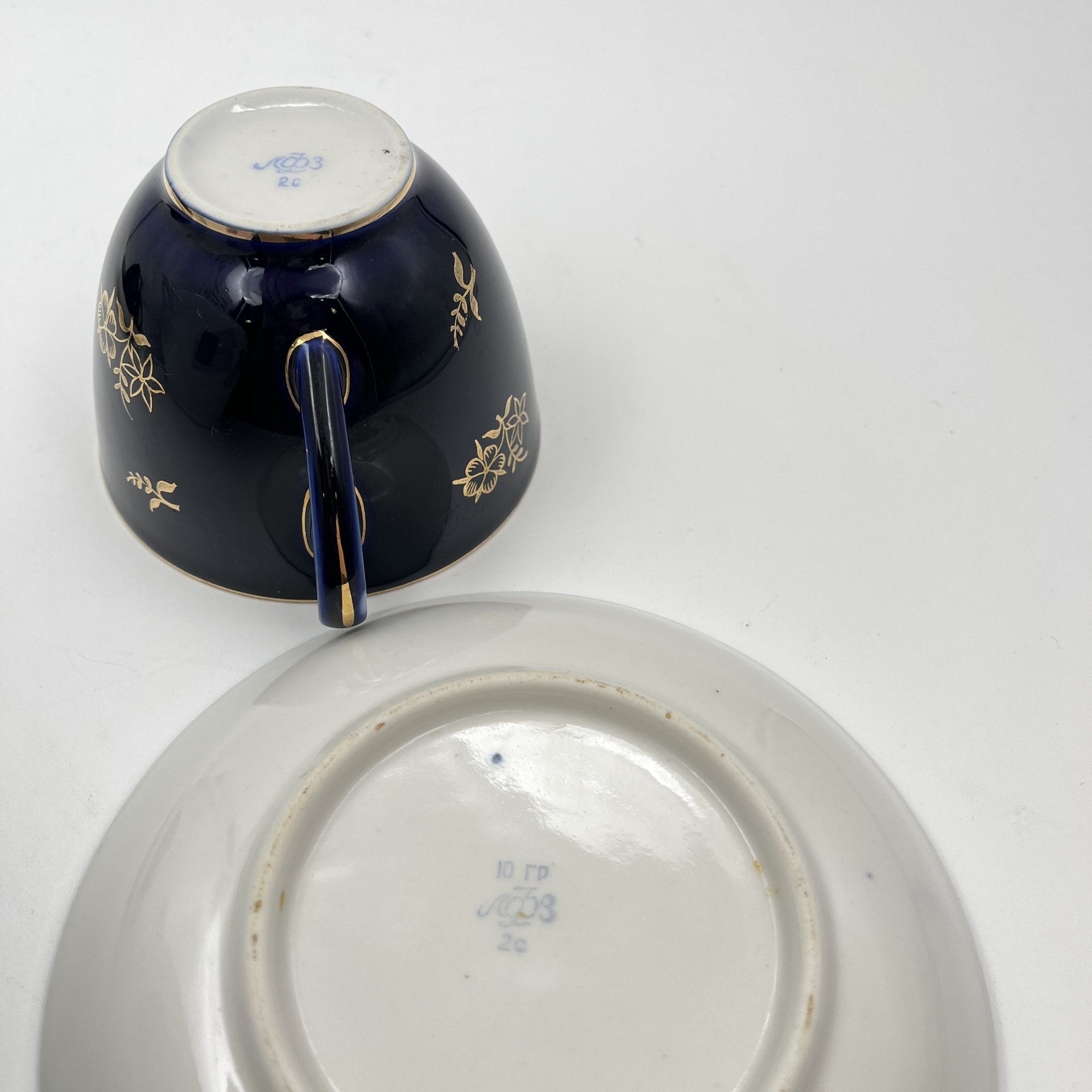 Чайная пара, украшенная цветочным декором, фарфор, крытье кобальтом, золочение, Ленинградский фарфоровый завод (ЛФЗ), СССР, 1957-1960 гг.