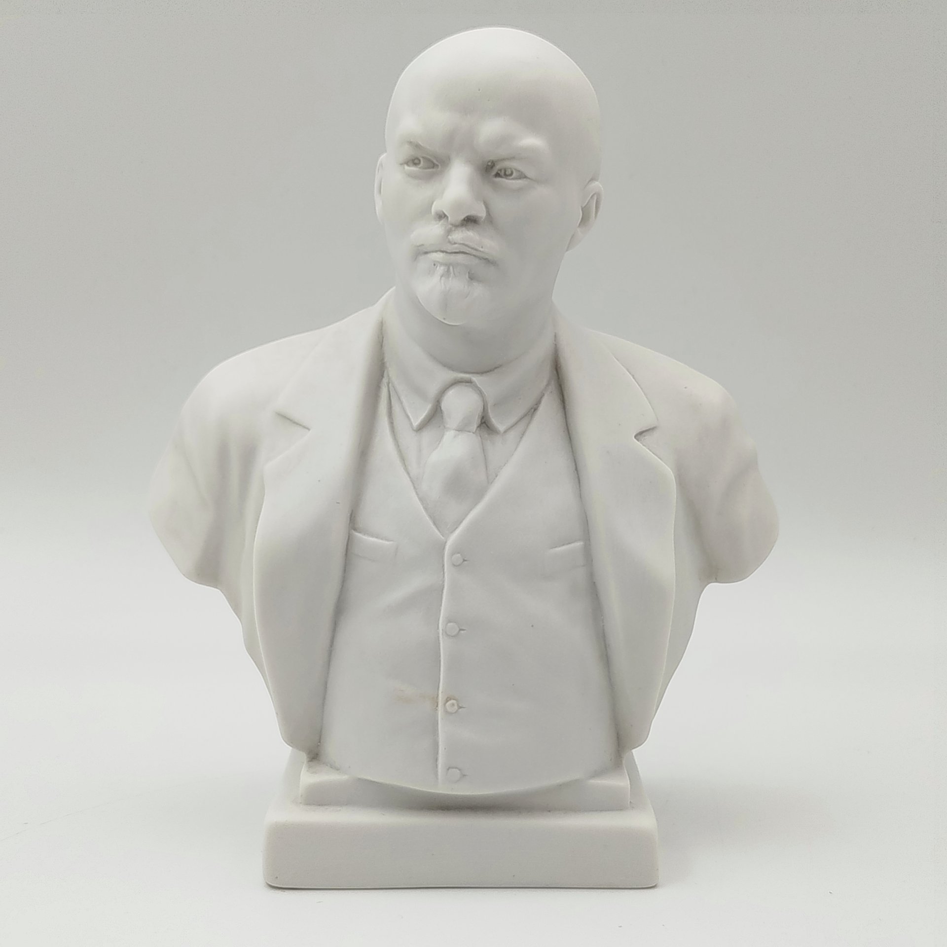 Бюст "Владимир Ильич Ленин", скульпторы Боголюбов В.Я., Ингал В.И., Ленинградский фарфоровый завод (ЛФЗ)